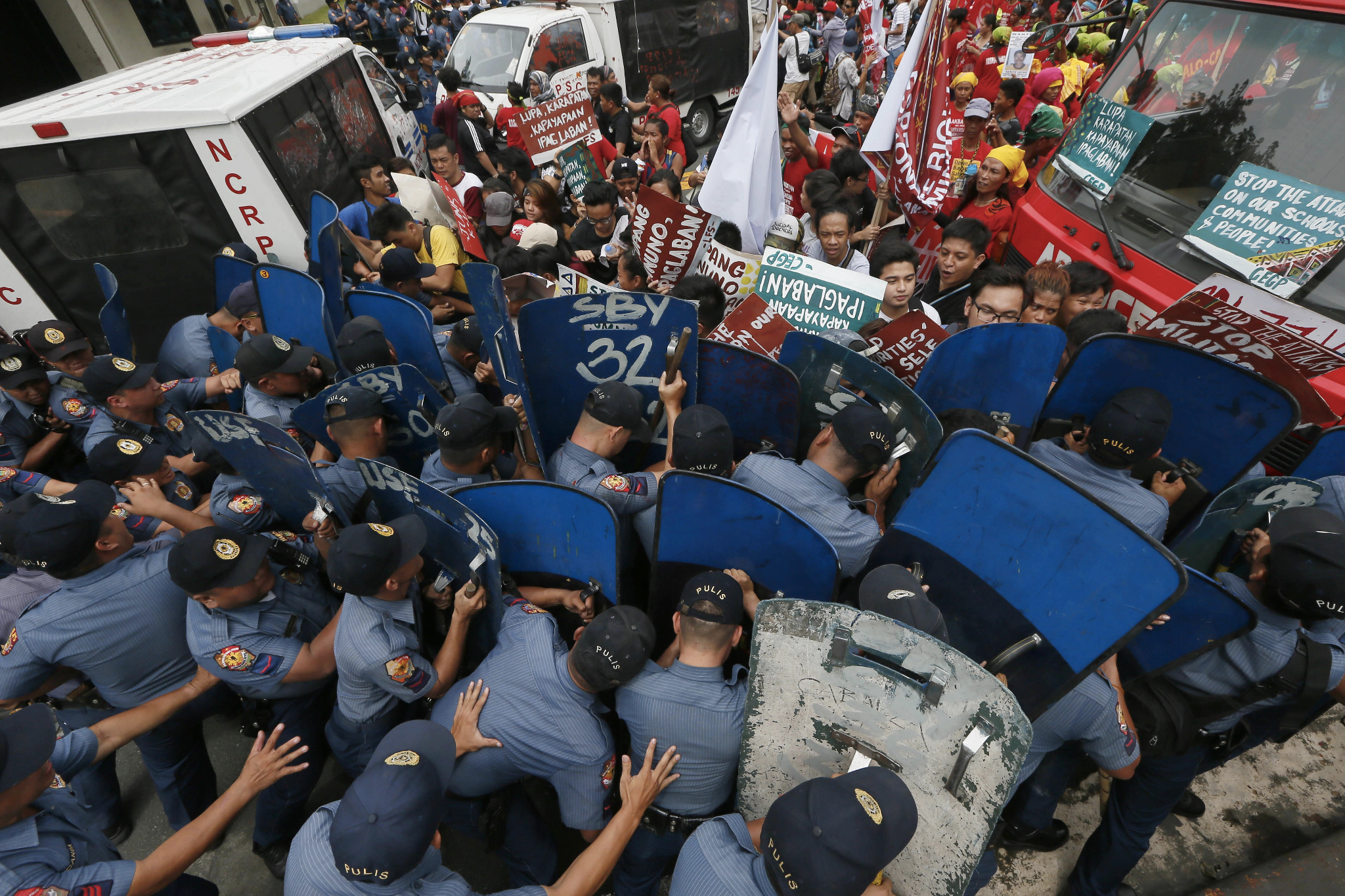 policemen blocks protesters