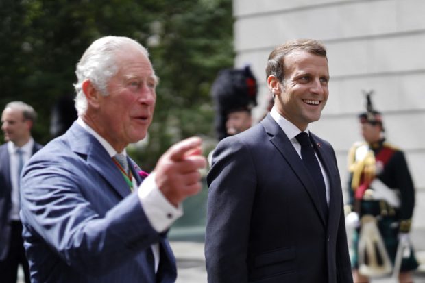 Britain's Prince Charles, Prince of Wales (L) and French President Emmanuel Macron (R) lay wreaths at the statue of former French president Charles de Gaulle at Carlton Gardens in central London on June 18, 2020 during a visit to mark the anniversary of former de Gaulle's appeal to French people to resist the Nazi occupation. - Macron visited London on June 18 to commemorate the 80th anniversary of former French president Charles de Gaulle's appeal to French people to resist the Nazi occupation during World War II. (Photo by Tolga Akmen / POOL / AFP)
