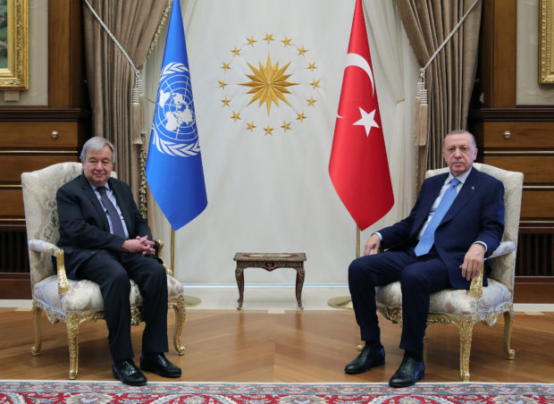 This handout photograph released by the Turkish presidential press service shows Turkey's President Recep Tayyip Erdogan (R) posing next to UN Secretary General Antonio Guterres (L) at the Presidential Complex in Ankara on April 25, 2022. (Photo by Handoud / TURKISH PRESIDENTIAL PRESS SERVICE / AFP) / RESTRICTED TO EDITORIAL USE - MANDATORY CREDIT "AFP PHOTO / TURKISH PRESIDENTIAL PRESS SERVICE NO MARKETING NO ADVERTISING CAMPAIGNS - DISTRIBUTED AS A SERVICE TO CLIENTS