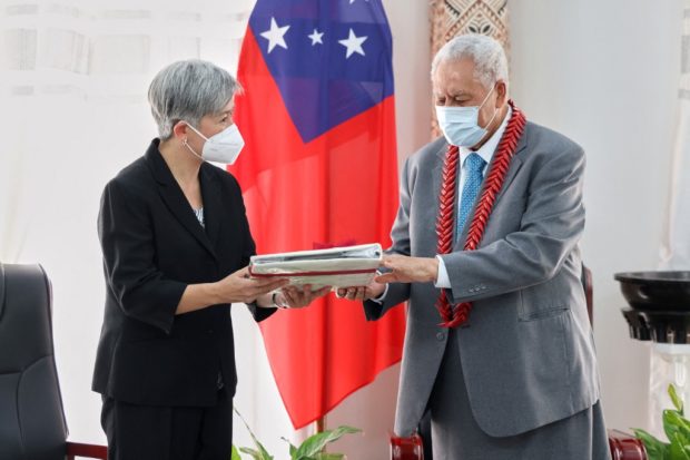 This handout picture released by the Australia's Department of Foreign Affairs and Trade on June 2, 2022 shows Australian Minister for Foreign Affairs Penny Wong (L) meeting Samoa's Head of State Tuimalealiifano Vaaletoa Sualauvi II at his official residence in Apia. (Photo by Sarah Friend / Department of Foreign Affairs (DFA) / AFP) / RESTRICTED TO EDITORIAL USE - MANDATORY CREDIT "AFP PHOTO / DEPARTMENT OF FOREIGN AFFAIRS AND TRADE / SARAH FRIEND " - NO MARKETING NO ADVERTISING CAMPAIGNS - DISTRIBUTED AS A SERVICE TO CLIENTS