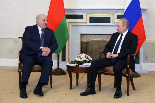 Russian President Vladimir Putin (R) speaks with his Belarusian counterpart Alexander Lukashenko 