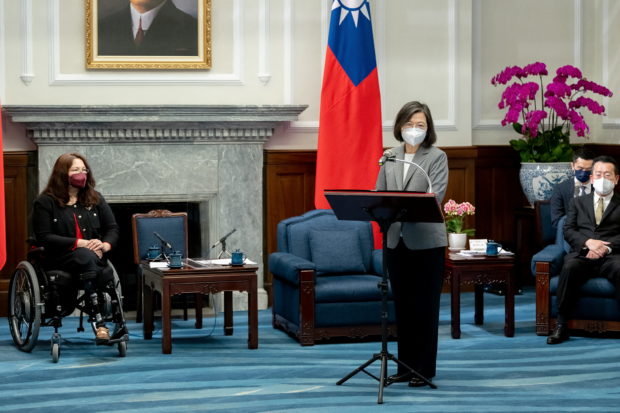 Taiwan's President Tsai Ing-wen meets U.S. Senator Tammy Duckworth (D-IL) at the presidential office in Taipei, Taiwan, in this handout image released May 31, 2022. Taiwan Presidential Office/Handout via REUTERS ATTENTION EDITORS - THIS IMAGE WAS PROVIDED BY A THIRD PARTY. NO RESALES. NO ARCHIVES.