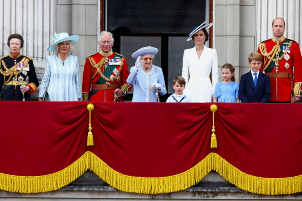 Britain's Queen Elizabeth, Anne, Princess Royal, Prince Charles, Camilla, Duchess of Cornwall, Prince William and Catherine, Duchess of Cambridge, along with Princess Charlotte, Prince George and Prince Louis appear on the balcony of Buckingham Palace as part of Trooping the Colour parade during the Queen's Platinum Jubilee celebrations in London, Britain, June 2, 2022. REUTERS/Hannah McKay