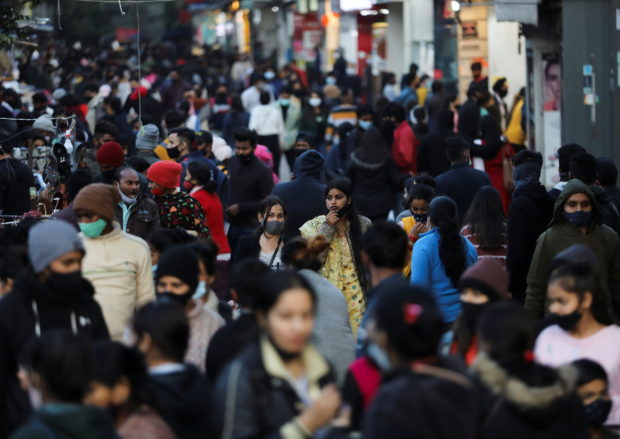 People shop at a market amidst the spread of coronavirus disease (COVID-19) in New Delhi, India, February 4, 2022. REUTERS/Anushree Fadnavis