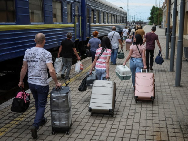 People board a train to Dnipro and Lviv during an evacuation effort from war-affected areas of eastern Ukraine, amid Russia's invasion of the country, in Pokrovsk, Donetsk region, Ukraine June 18, 2022. REUTERS/Gleb Garanich