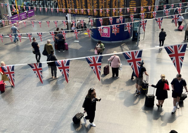 Passengers walk through the concourse ahead of a planned national strike by rail workers at Manchester Piccadilly Station in Manchester, Britain, June 20, 2022. REUTERS/Phil Noble