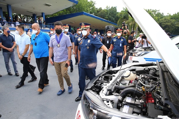 Vicente Danao Jr. with several Aurora town mayors. STORY: ‘Take good care of our vehicles,’ says Danao as PNP gets 11 more