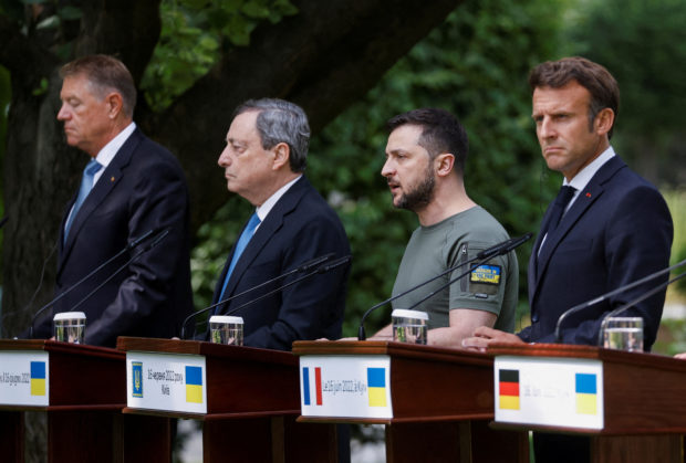 FILE PHOTO: Italian Prime Minister Mario Draghi, Ukrainian President Volodymyr Zelenskiy, Romanian President Klaus Iohannis, French President Emmanuel Macron and German Chancellor Olaf Scholz attend a joint news conference, as Russia's attack on Ukraine continues, in Kyiv, Ukraine June 16, 2022.  REUTERS/Valentyn Ogirenko/File Photo
