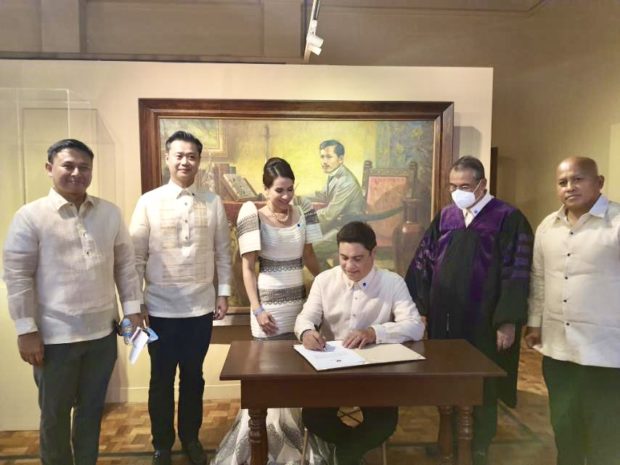 Re-electionist Senator Juan Miguel Zubiri takes his oath office, administered by Chief Justice Alexander Gesmundo, at the National Museum in Manila City on Thursday, June 30. Courtesy of Sen. Zubiri