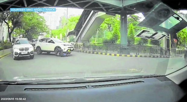 Dashcam video capture of security guard being run over. STORY: Security guard ‘intentionally’ run over by SUV in Mandaluyong