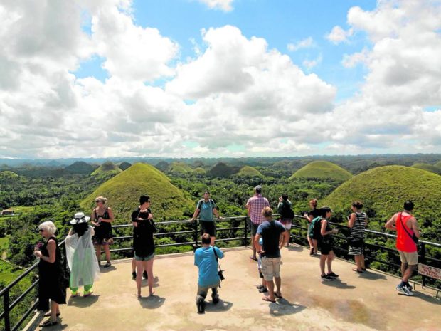 48 HOURS IN BOHOL / AUGUST 3, 2017Travelers marvel at the Chocolate Hills in Carmen town, the province’s tourism signature. PHOTO BY LEO UDTOHAN / INQUIRER VISAYAS