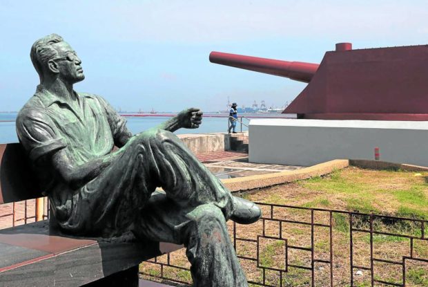 The statue of former Manila Mayor Arsenio Lacson seems to watch over the World War II cannons unveiled on June 12 as part of the Manila Bay rehabilitation project. A historian, however, says these artifacts should have not been removed from their original location on Corregidor Island. STORY: War guns replica: ‘Total distortion of history’