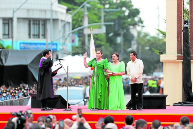 HISTORIC MOMENT Davao City Mayor Sara Duterte takes her oath as the country’s 15th Vice President before Supreme Court Associate Justice Ramon Paul Hernando, with her parents President Duterte and Elizabeth Zimmerman by her side, in Davao City on Sunday. She becomes the first vice president-elect to be sworn in ahead of the president-elect since the crafting of the 1987 Constitution. —JEOFFREY MAITEM