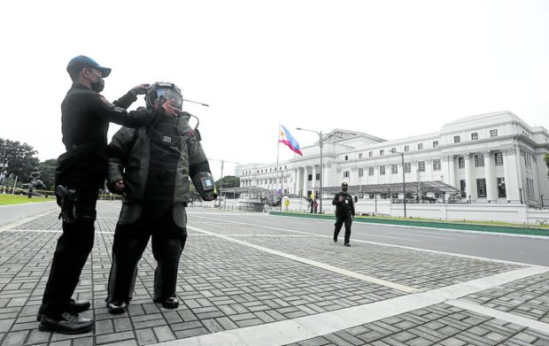 MPD members conduct bomb drill near National Museum for Marcos inauguration. STORY: PNP to use VP-elect’s ‘security template’ in Bongbong Marcos inauguration