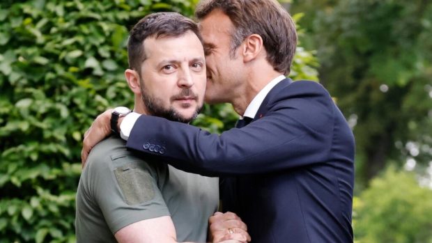 French Presidnet Emmanuel Macron met Ukraine's Volodymyr Zelensky 