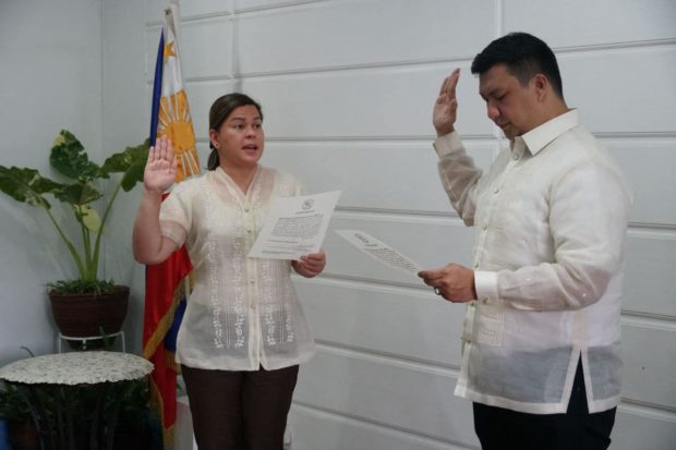 Ang Probinsyano Rep. Delos Santos takes oath of office administered by Vice President-elect Sara Duterte | PHOTO: Alfred Delos Santos via Facebook