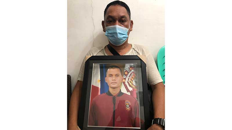 TREASUREDPORTRAIT The onlymemory of Fourth Class Cadet Rafael Sakkamis this portrait handed to his father, Police Sgt. Brainer Sakkam, by the Philippine National Police Academy. —JULIE ALIPALA