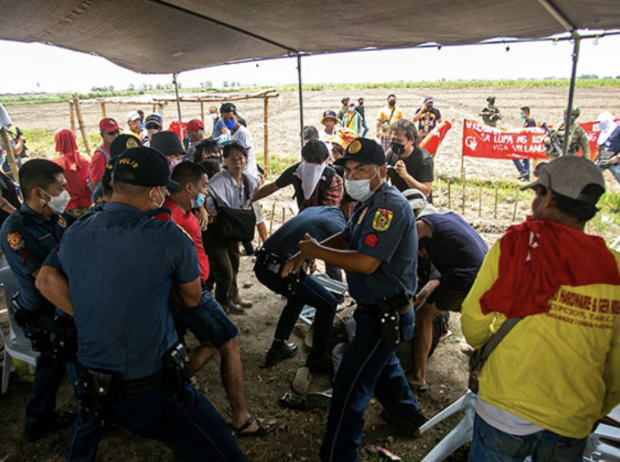 Activist farmers and land reform advocates on Friday assembled in front of the Department of Agrarian Reform (DAR) to decry the arrest of "Tinang 93" — the 93 farmers, advocates, and students arrested at Hacienda Tinang in Concepcion, Tarlac. 