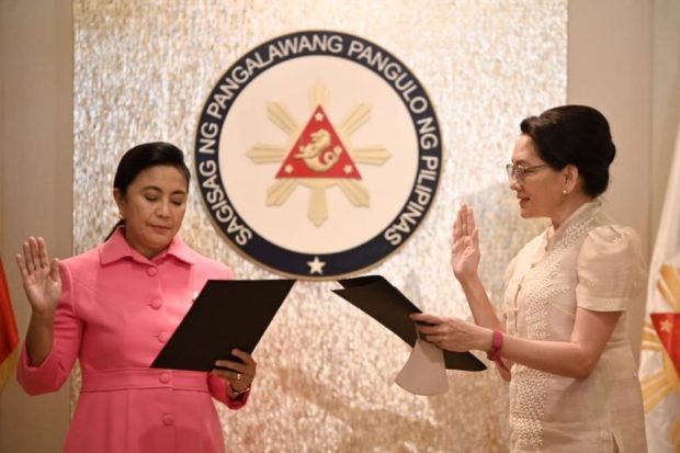 Sen. Risa Hontiveros oath taking before VP Leni Robredo