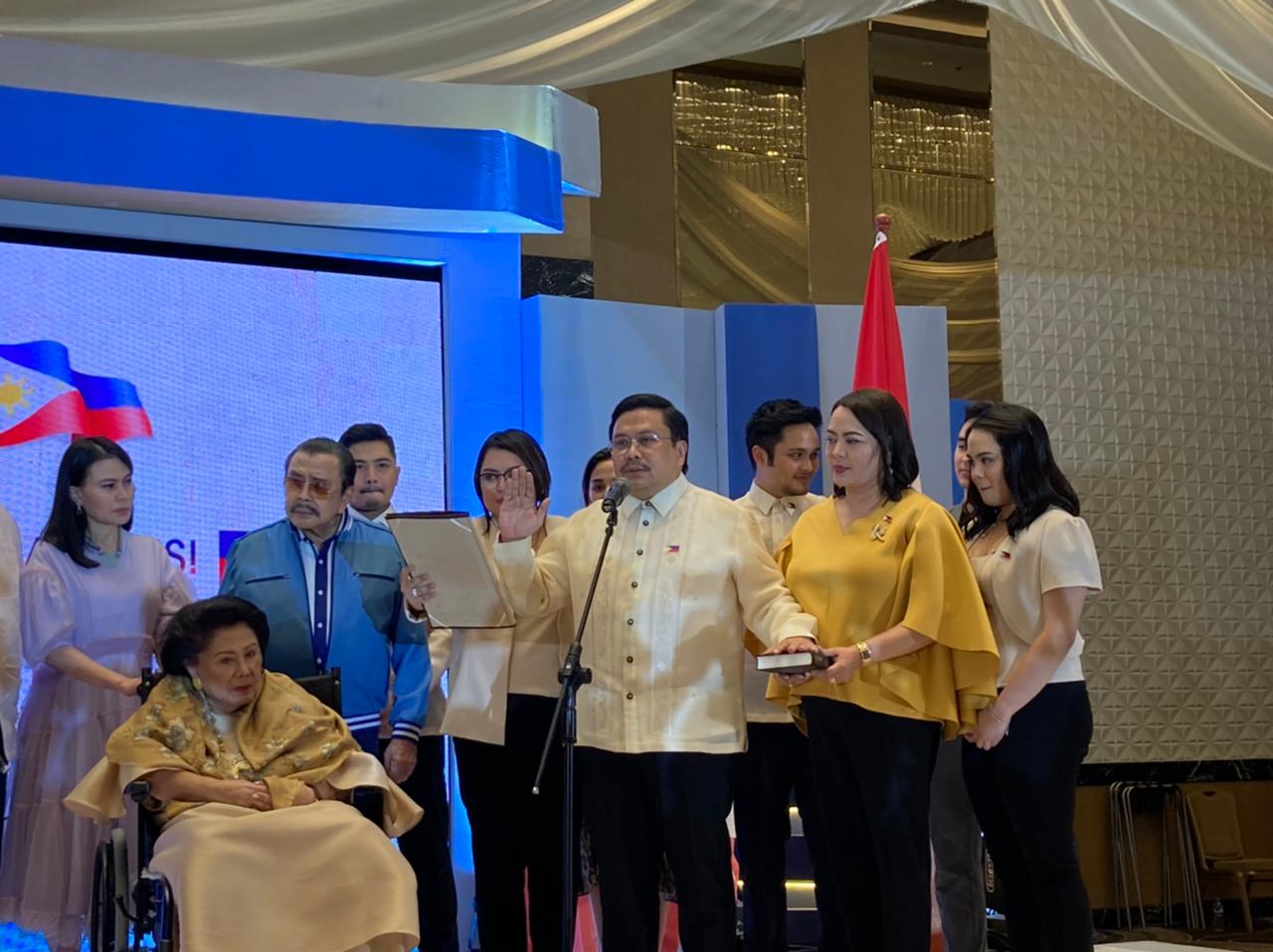 Returning senator Jinggoy Estrada took his oath of office on Tuesday evening. Justice Gaerlan administered Estrada's oath in Parañaque City.