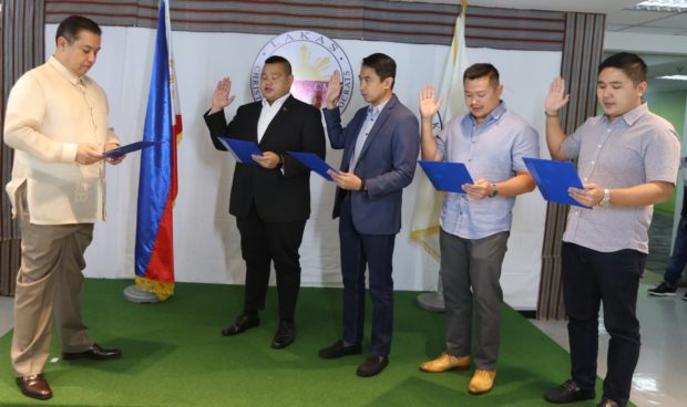  Caption: NEW LAKAS-CMD MEMBERS - LAKAS-CMD President and House Majority Leader and Leyte 1st District Rep. Martin G. Romualdez administers Thursday afternoon the oath to Caloocan Representative-elect Dean Asistio (right), Manila Representative-elect Irwin Tieng (2nd from right), Manila Representative-elect Ernesto "Ernix" Dionisio Jr. (center) and Quezon City Representative-elect Patrick Michael "PM" Vargas as new party members at Lakas-CMD Headquarters in Mandaluyong City.