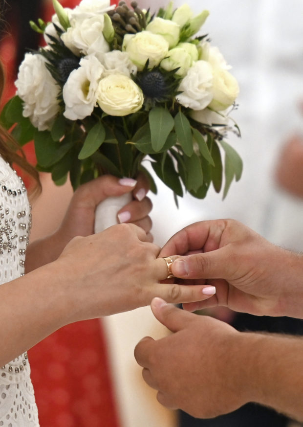 Bombshells and wedding bells: Ukraine sees wartime marriage rush