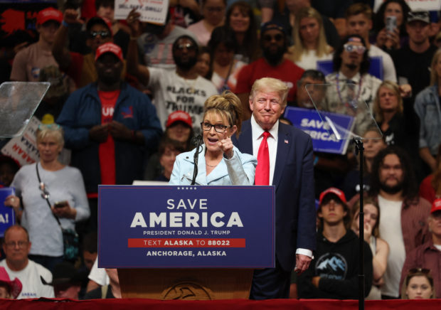 Trump campaigns with right-wing precursor Sarah Palin