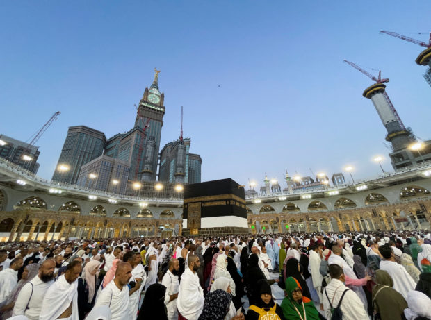Muslim pilgrims circle the Kaaba and pray at the Grand mosque in the holy city of Mecca, Saudi Arabia July 1, 2022.  REUTERS/Mohammed Salem
