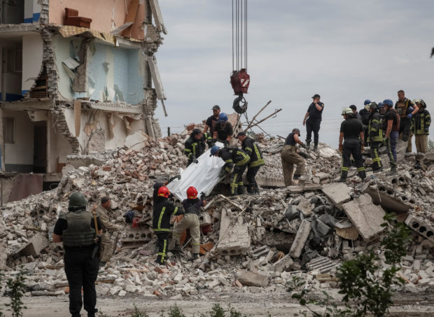 Rescuers extract a body from a residential building damaged by a Russian military strike, amid Russia's invasion on Ukraine, in the town of Chasiv Yar, in Donetsk region, Ukraine July 10, 2022. REUTERS/Gleb Garanich