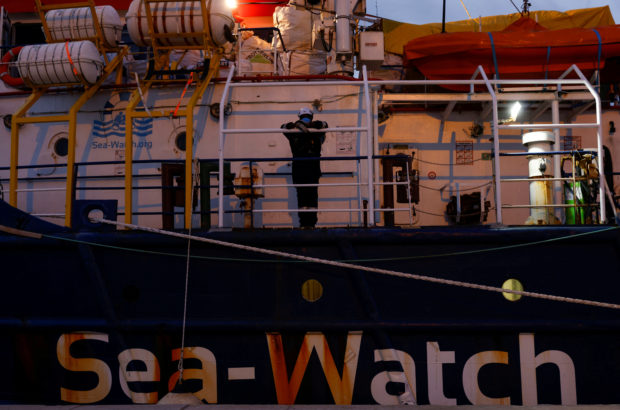 Almost 700 migrants rescued off the Italian coast, 5 found dead
