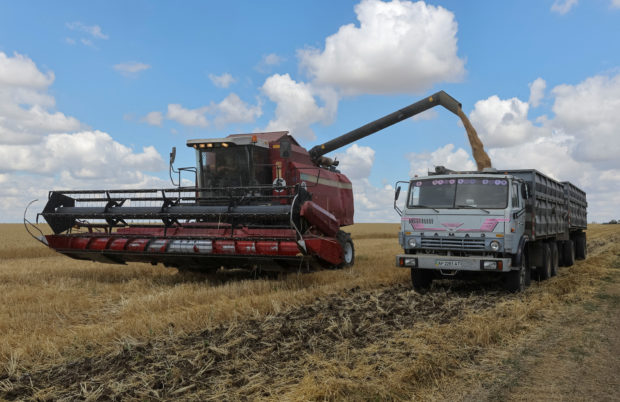 A combine loads wheat in Russian-held part of Zaporizhzhia region, Ukraine July 23, 2022. REUTERS/Alexander Ermochenko