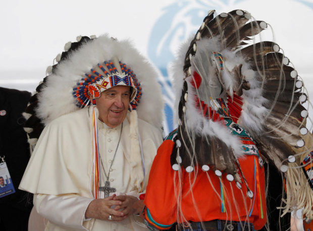 Pope Francis receives a headdress from indigenous people during his visit to Maskwacis, Alberta, Canada July 25, 2022.  REUTERS/Todd Korol