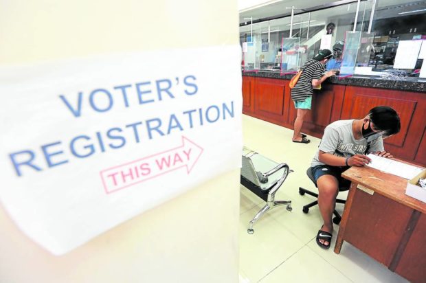 RESUMES VOTERS REGISTRATION / SEPTEMBER 1, 2020 The voter registration resumes at the Comelec office in Mandaluyong City on September 1, 2020, the registration enforce health protocols, such as limiting the number of people inside the premises. Registrants are also advised to wear face masks and face shields. INQUIRER PHOTO / NINO JESUS ORBETA