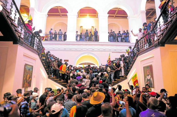 Protesters at the Sri Lankan presidential palace. STORY: Sri Lankan president to quit amid protests