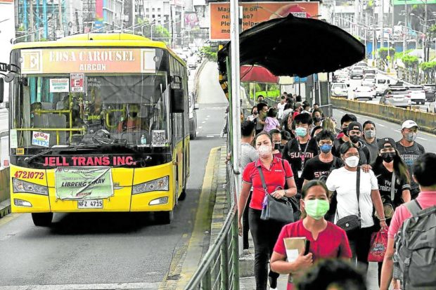TEMPORARY RELIEF Commuters queue to ride carousel buses for free at Edsa Guadalupe in Makati City. —RICHARD A. REYES