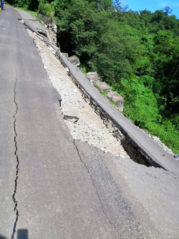 IN SAN QUINTIN | One lane is only passable along Abra-Ilocos Sur National Road as it was badly damaged by the strong earthquake. The public is advised to refrain from unnecessary transversing as aftershocks are still being experienced. #EarthquakeAbra | #EarthquakePH | #RoadAlert (📷 San Quintin DRRMO)