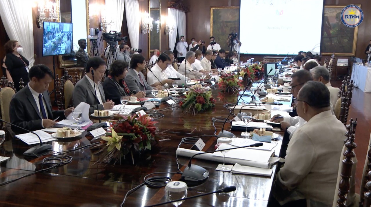 A screenshot of Bongbong Marcos starting his first Cabinet meeting with his economic team.