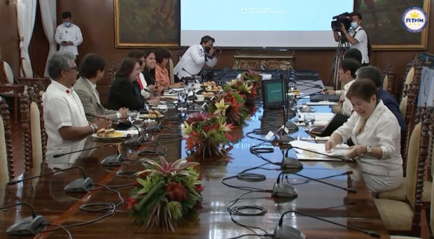 Photo showing President Bongbong Marcos seated at the center of the right side of a long table accompanied by representatives of the Department of Health in a briefing that is taking place.