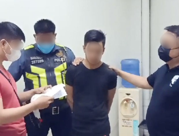 Personnel of the PNP Highway Patrol Group - National Capital Region (HPG-NCR) with the suspect Marlon Labonite Billen. Image from HPG