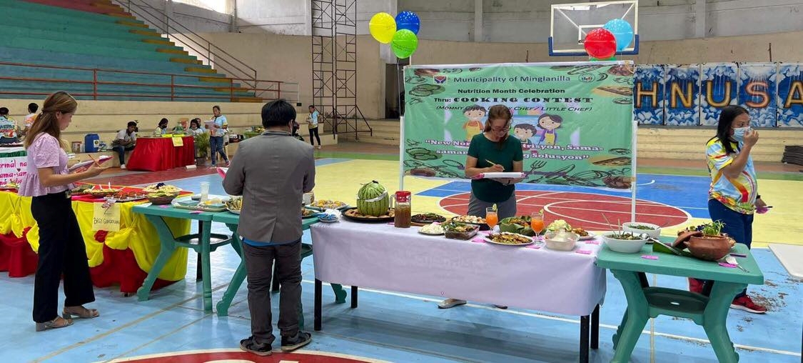 Judges choose the best food in a cooking contest that promotes healthy living in Minglanilla town, south Cebu. 