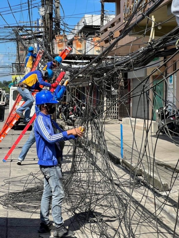 'Spaghetti wires' on Bacolod street removed