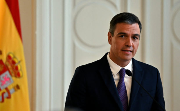 Spanish PM calls on nation to go tie-less