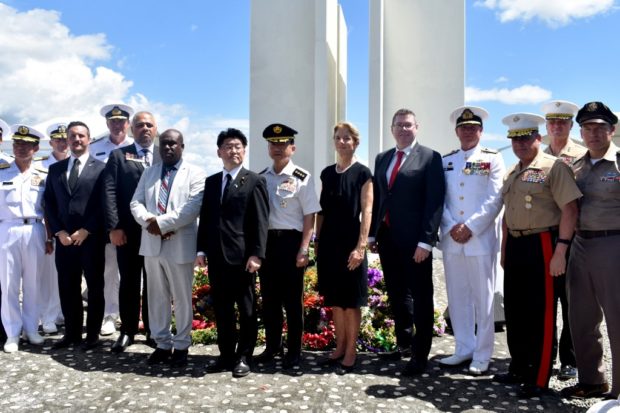 This picture taken on August 7, 2022, shows Japan's Defence Minister Makoto Oniki (5th L), Japan's Chief of Staff, Joint Staff General Koji Yamazaki (C), posing for pictures with US Ambassador to Australia Caroline Kennedy (5th R) and Australian Minister for International Development and the Pacific and the Minister for Defence Industry Pat Conroy (4rth R) during a ceremony marking the 80th anniversary of the Battle of Guadalcanal at Skyline Ridge in Honiara on the Solomon Islands. - A man described as "mentally affected" injured a Japanese sailor during a World War II memorial ceremony in Solomon Islands on August 8, before bystanders, including military personnel, overpowered him. (Photo by Charley PIRINGI / AFP)