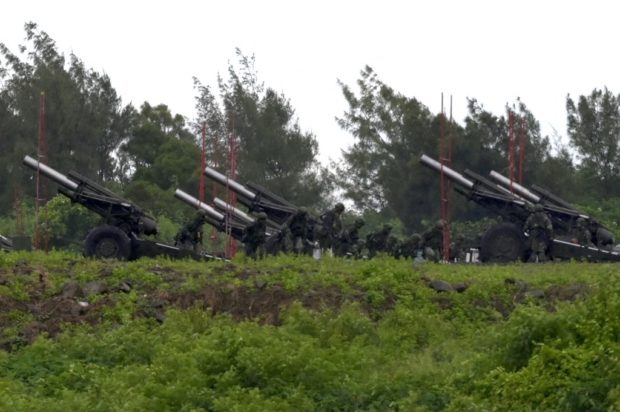 Taiwan military soldiers fire the 155 mm Howitzer during a live fire anti landing drill in the Pingtung county, southern Taiwan on August 9, 2022. (Photo by Sam Yeh / AFP)