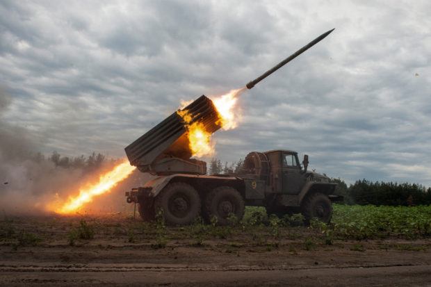 Ukrainian servicemen fire with a BM21 Grad multiple launch rocket system in a frontline in Kharkiv region, as Russia's attack on Ukraine continues, Ukraine August 2, 2022.  REUTERS/Sofiia Gatilova
