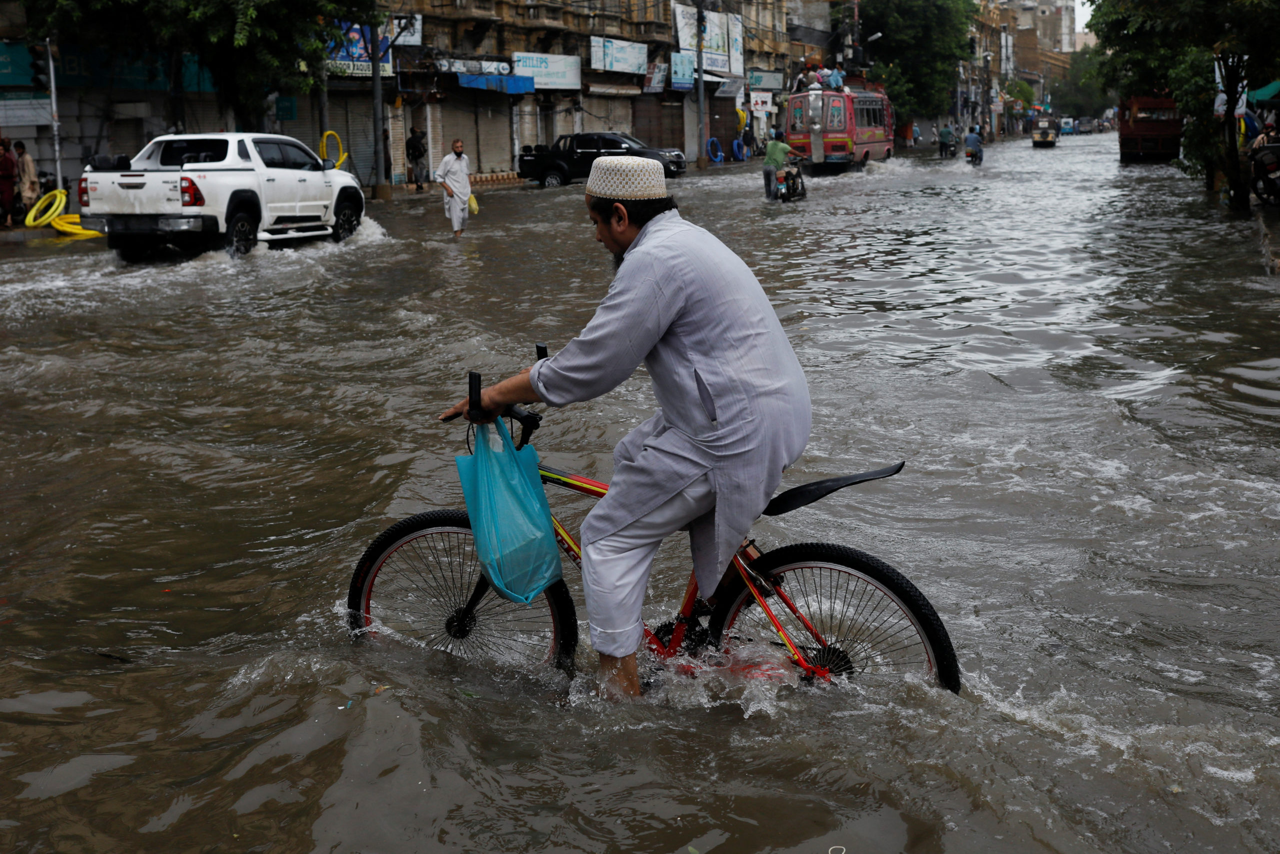 Flash Floods Kill 550 In Pakistan In Heaviest Rains In Decades ...