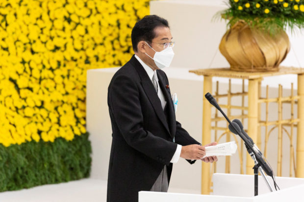 Japan promises to never again wage war, ministers visit controversial shrine