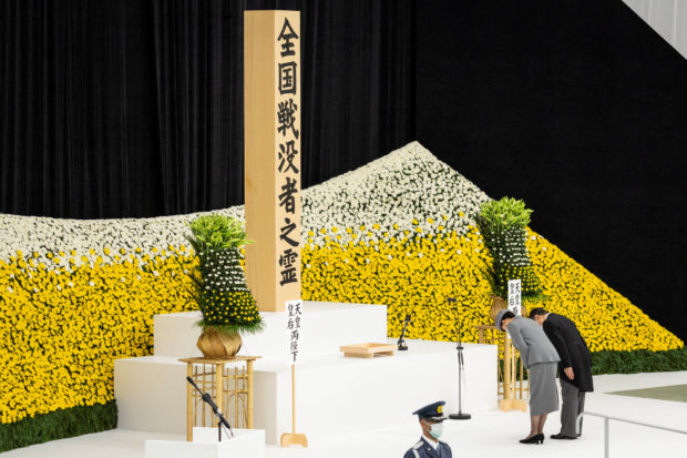 Japan promises to never again wage war, ministers visit controversial shrine