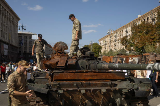 FILE PHOTO: Ukrainian servicemen inspect a tank as they visit an exhibition of destroyed Russian military vehicles and weapons, dedicated to the upcoming country's Independence Day, amid Russia's attack on Ukraine, in the centre of Kyiv, Ukraine August 21, 2022. REUTERS / Valentyn Ogirenko