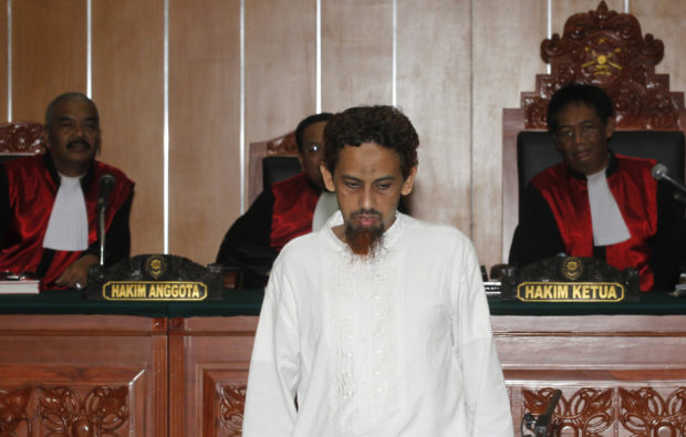 FILE PHOTO; Umar Patek (front) walks away following a consultation with his lawyers after judges delivered the verdict on him in a West Jakarta court June 21, 2012. REUTERS/Supri